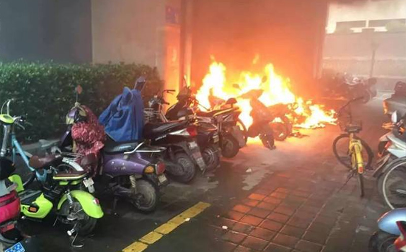 電動車起火.jpg 電動車起火.jpg