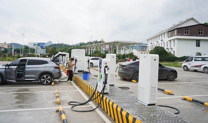 高速服務區充電樁.jpg