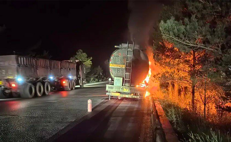 油罐車起火.jpg 油罐車起火.jpg