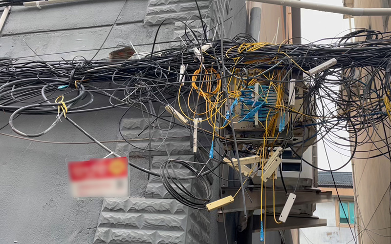 雜亂電網.jpg 雜亂電網.jpg